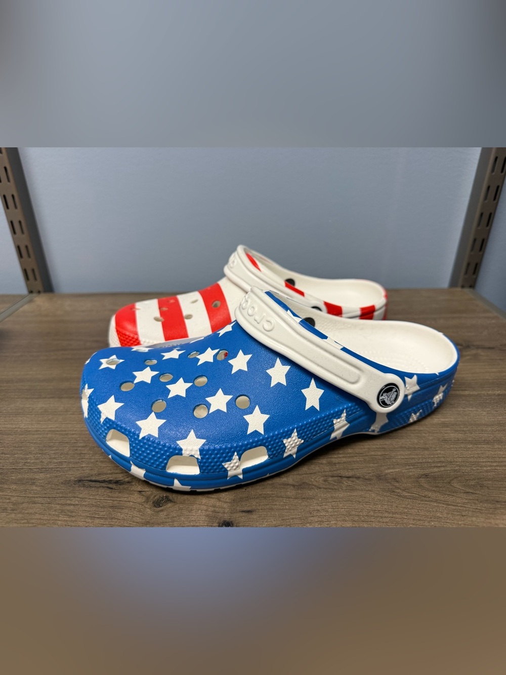 CROCS men’s 7 or women’s 9 Americana Star & Stripe Clogs in Red, White & Blue - Picture 2 of 6